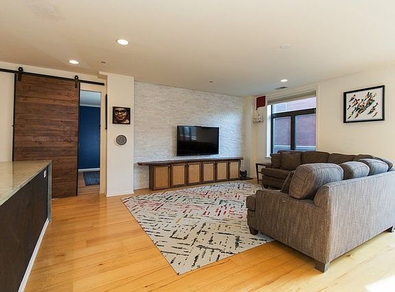 4th image of 33 W Huron St APT 304