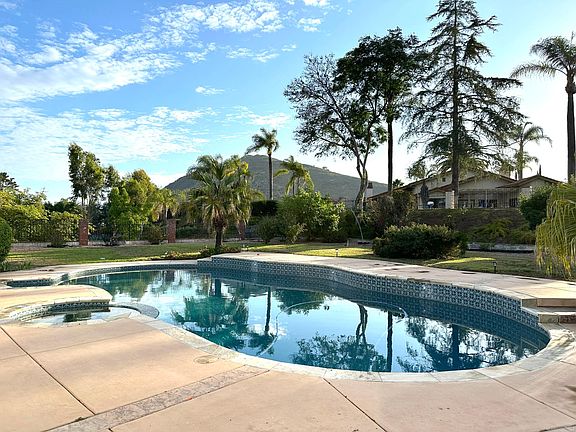3rd image of 3201 Avenida Hacienda