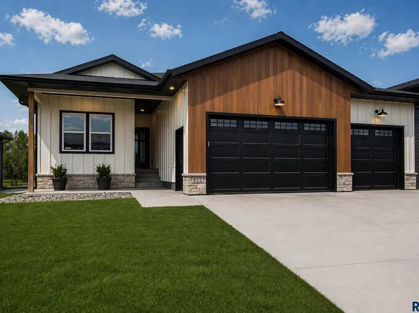 612 E Lakeview Dr, Brandon, SD 57005