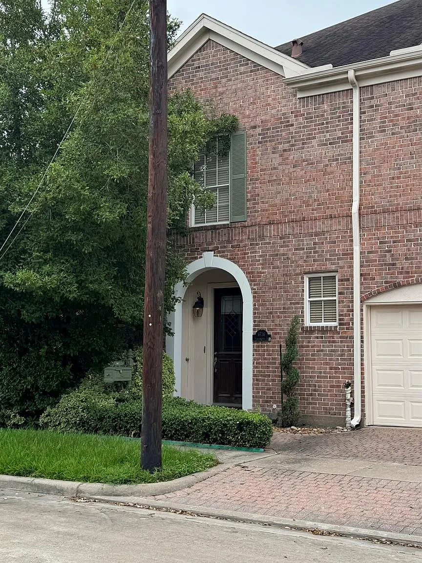 3 bed, 2.5 bath, 2487 sqft, $4,100 — Photo 2