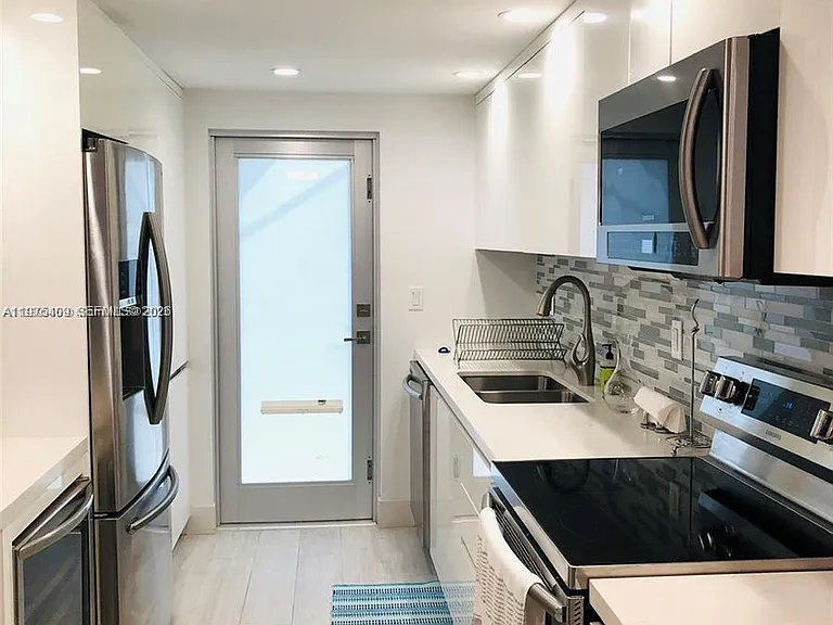 881 Ocean Dr — Photo 32