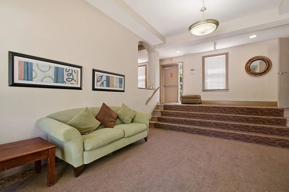 Building Photo - 422 Butternut St NW #204