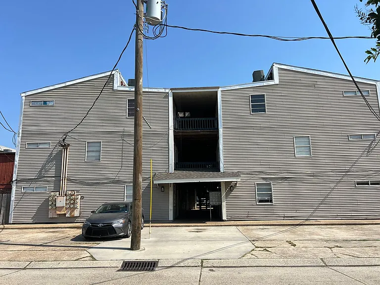 2221 N Hullen St — Photo 3