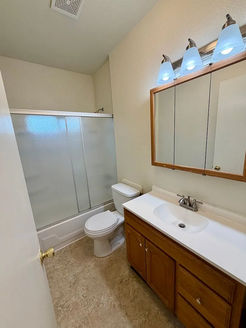 13679 & 13681 Hill Boulevard — Photo 4