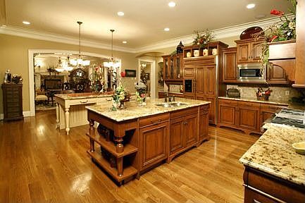 Kitchen with 2 islands
