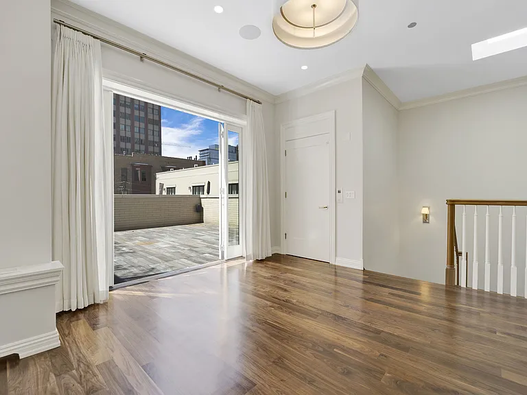 105 W Chestnut St — Photo 32