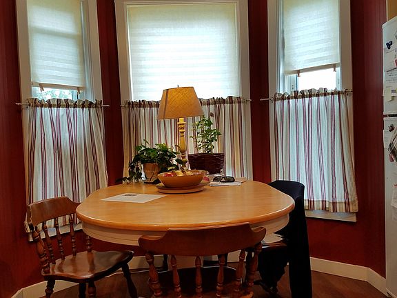 Eat-in kitchen; 42" table