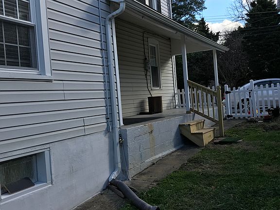 Side Porch & Low Maint yard