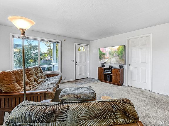 4th image of 4004 S 170th St