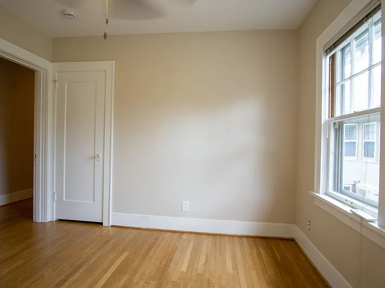 Adorable 1 Bedroom Flat by Laurelhurst Park + SE Belmont! — Photo 9