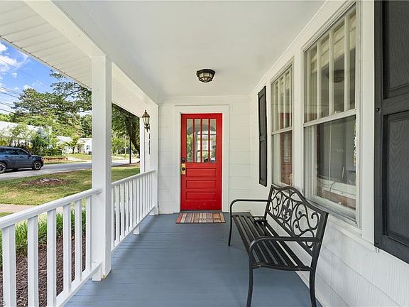 5th image of 832 Knollwood St