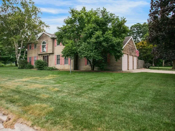 10026 Shadow Wood Dr, Granger, IN 46530