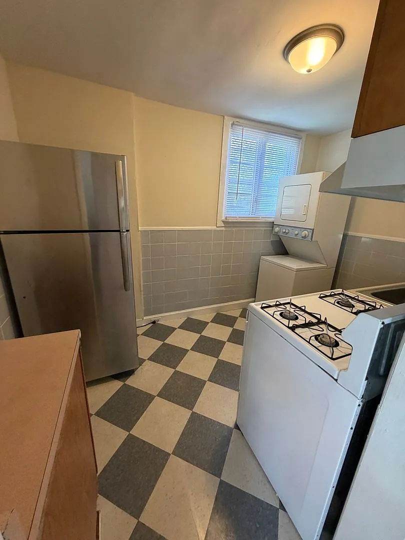 Large Apartment - Germantown — Photo 3