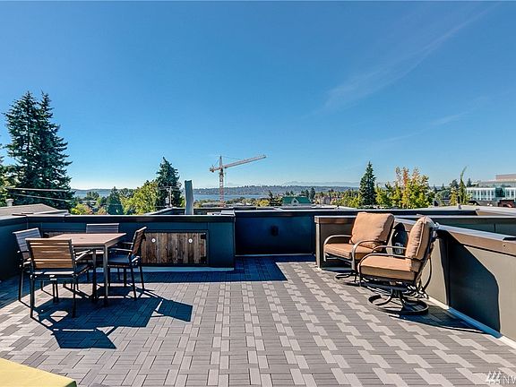 Rooftop deck with views of Lake Washington - perfect place to cook, dine, entertain, relax and enjoy.