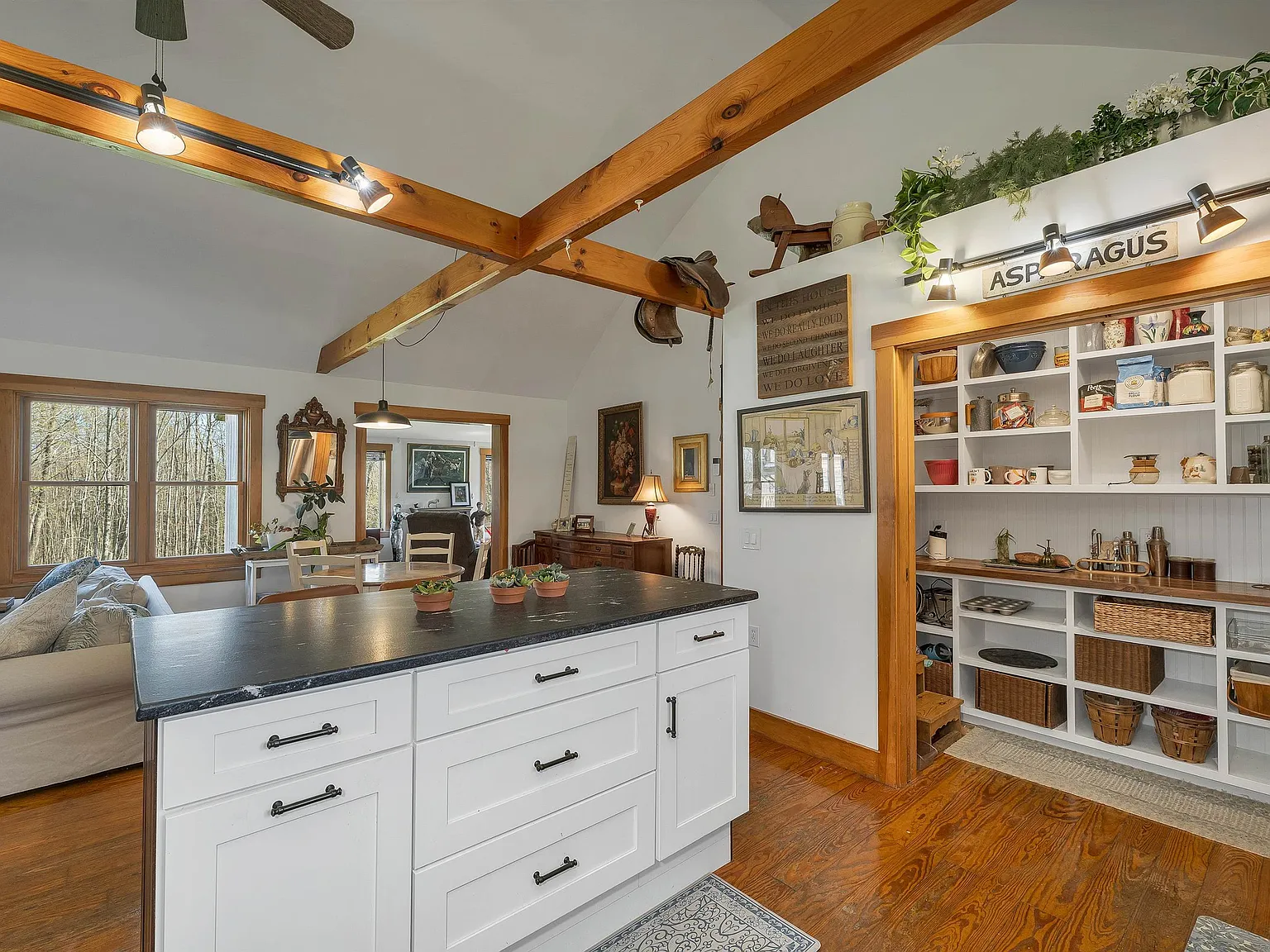 2 bed, 2.0 bath, 2300 sqft, $2,600 — Photo 4