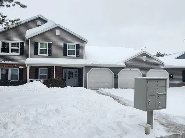 2510 Village Ln APT A, Oshkosh, WI 54904