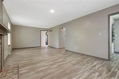 4th image of 411 E Gudgell Ave House 677209