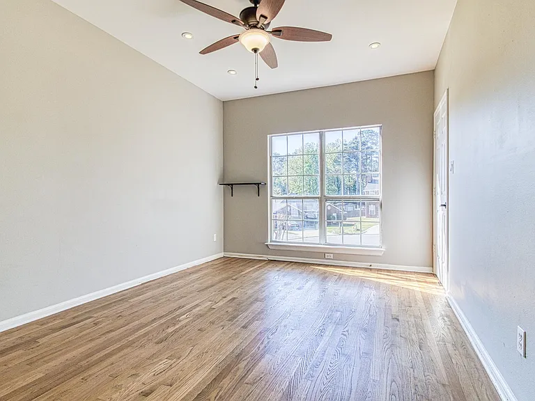 310 W Taylors Xing — Photo 33