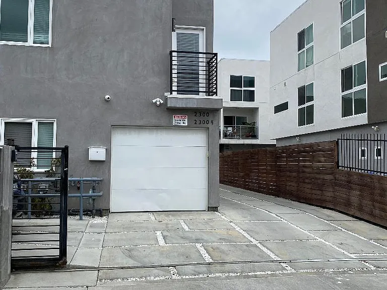 2300 Carmona Ave — Photo 2