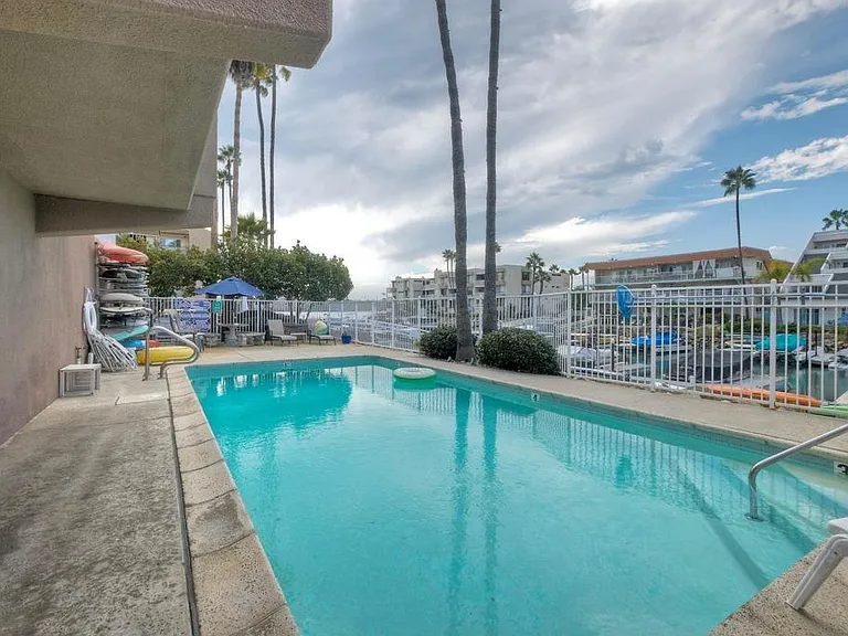 4705 Marina Dr #10 — Photo 32