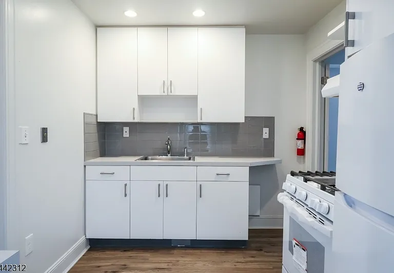 17 Hazelwood Ave — Photo 1