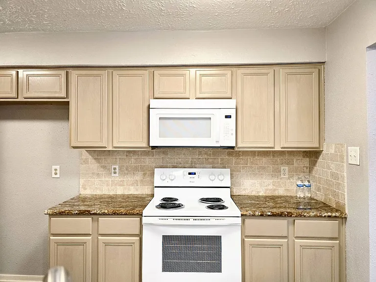 22619 Deville Dr — Photo 12