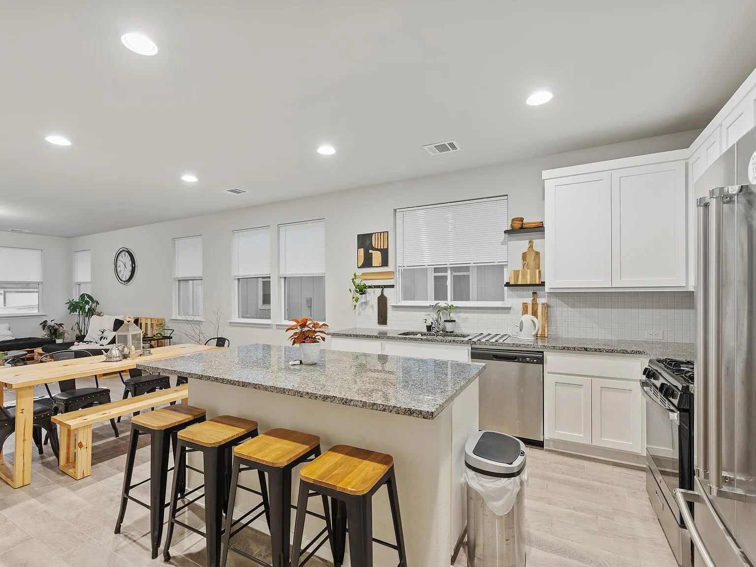 4 bed, 1681 sqft, $2,000 — Photo 4