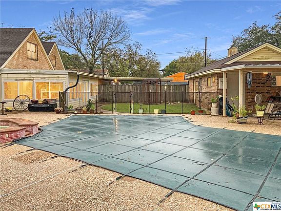 3rd image of 802 Avenue E