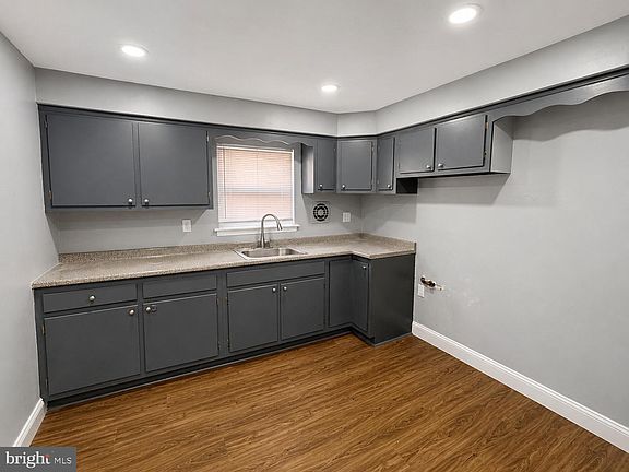 4th image of 2216 Hoffnagle St