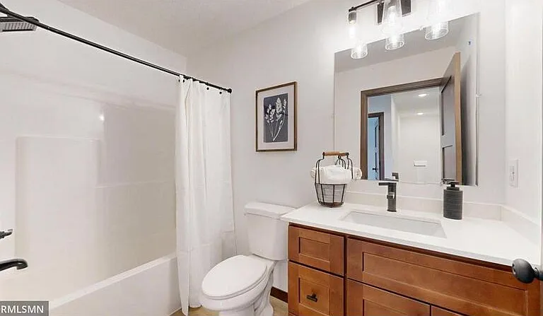 18001 Walnut Cir — Photo 11