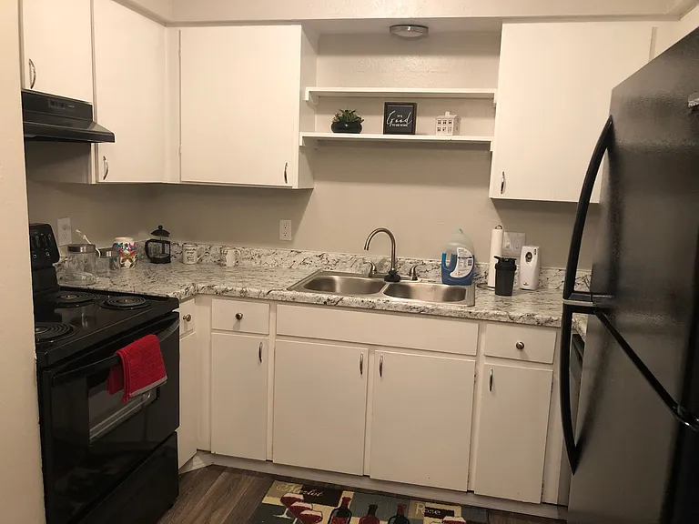 Yukon Heights Apartments — Photo 7