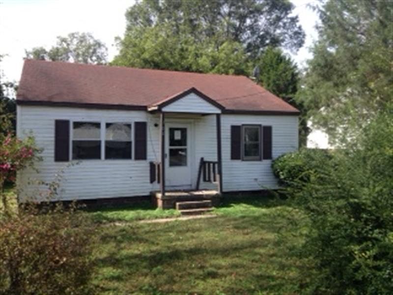 1st image of 704 Lakeside Ave