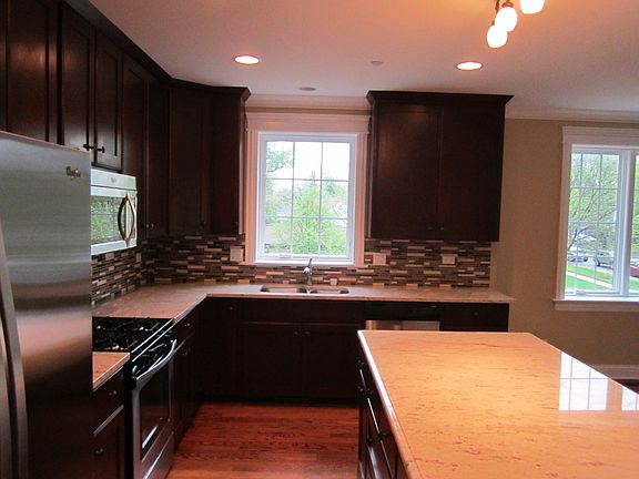 3rd image of 909 Harlem Ave APT 2S
