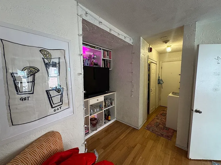 35 Charter St #6 — Photo 6