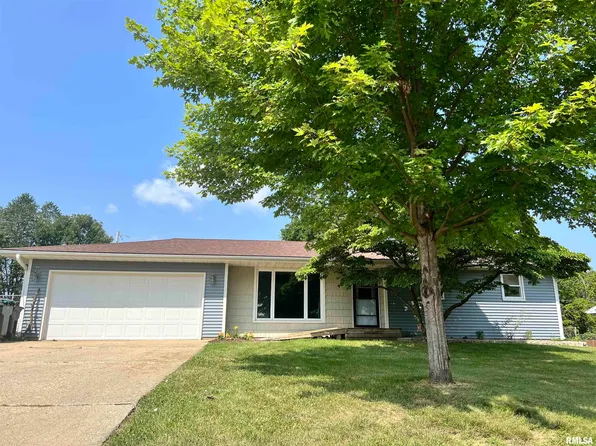 203 Daniel Pkwy, Washington, IL 61571
