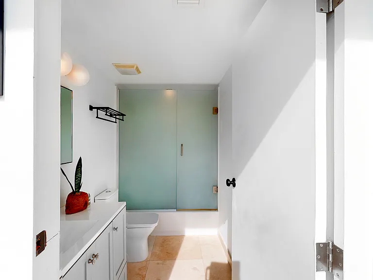 The tub has been remodeled/redone and the white glass has been replaced.