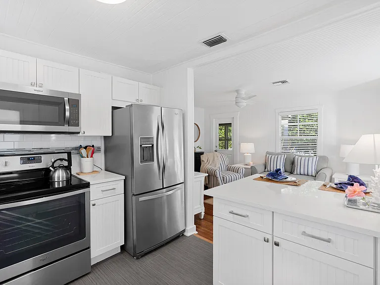 118 SE 7th Ave — Photo 4