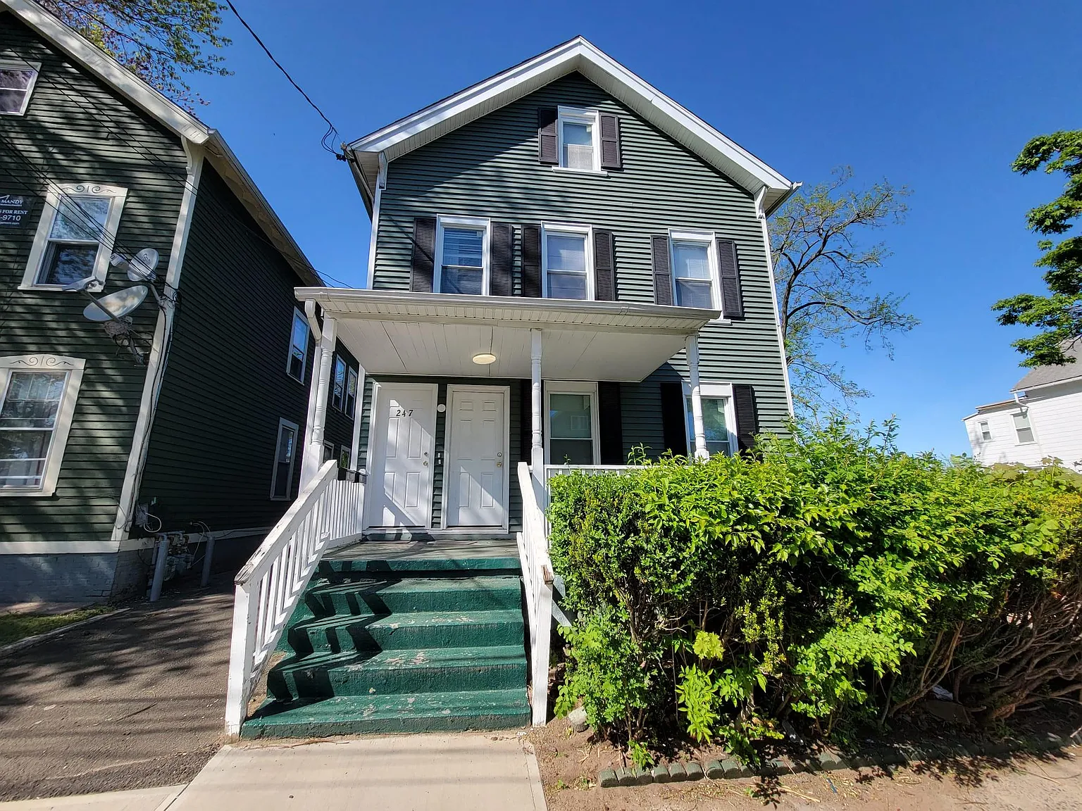 4 bed, $2,350 — Photo 1