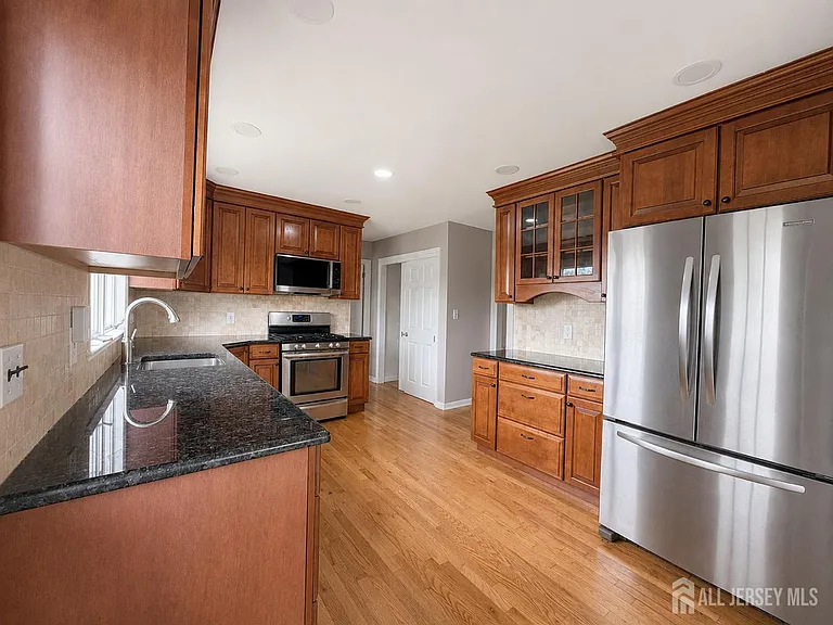 580 Village Rd W — Photo 7