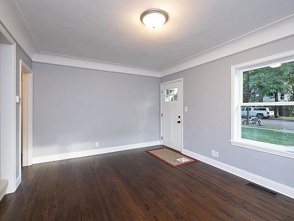 5th image of 127 Wyoming St E