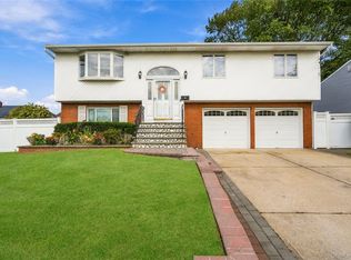 34 Knoll Street, Lindenhurst, NY 11757