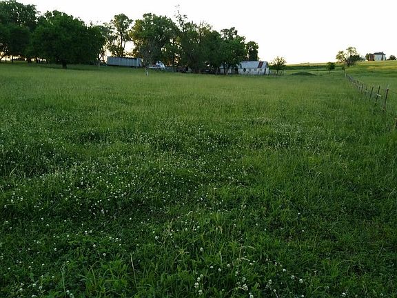 2nd image of 22460 Tonganoxie Dr