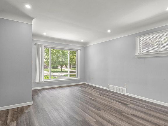 4th image of 4483 Roosevelt Blvd