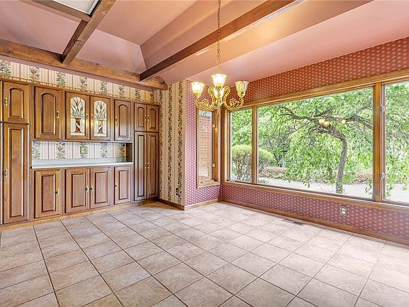 5th image of 450 Knollwood Cir
