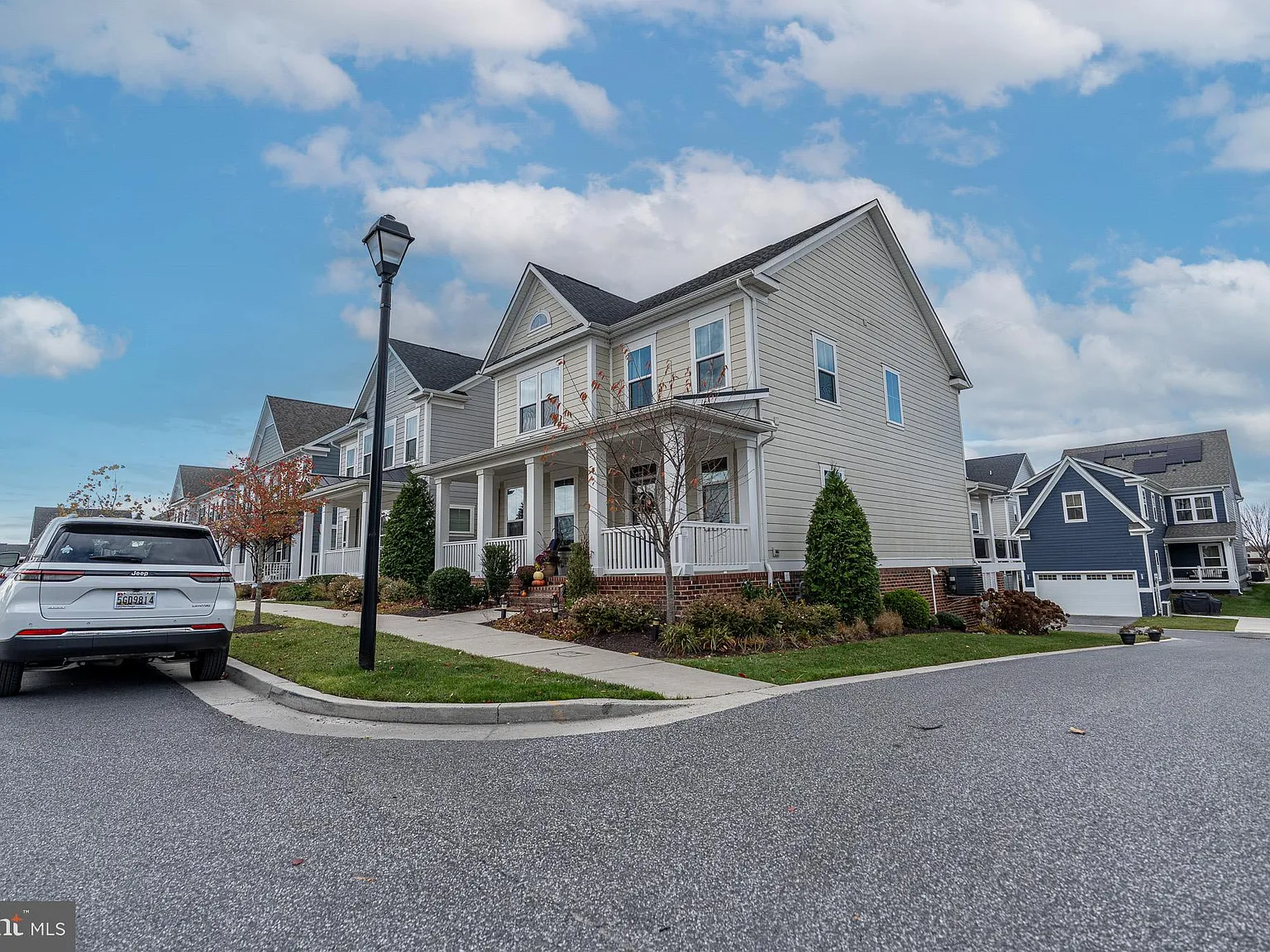 6 bed, 4.5 bath, 4216 sqft, $4,500 — Photo 1