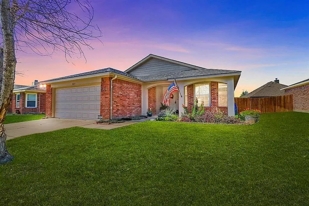 227 Hilltop Dr — Photo 1
