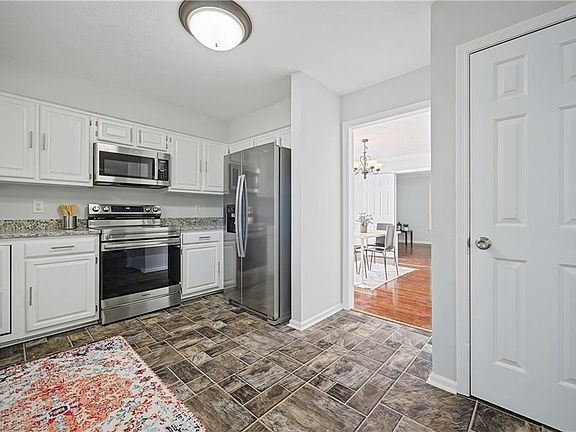 5th image of 821 Lancaster Ln