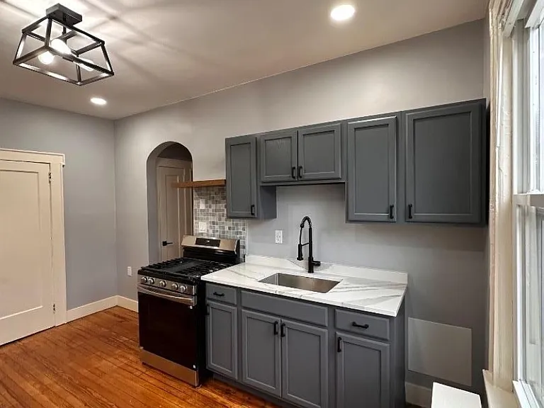 83 Aldine St #2R — Photo 7
