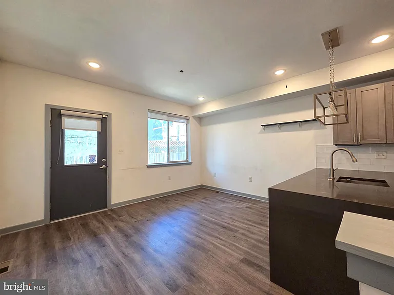 417 W Berks St #1 — Photo 3