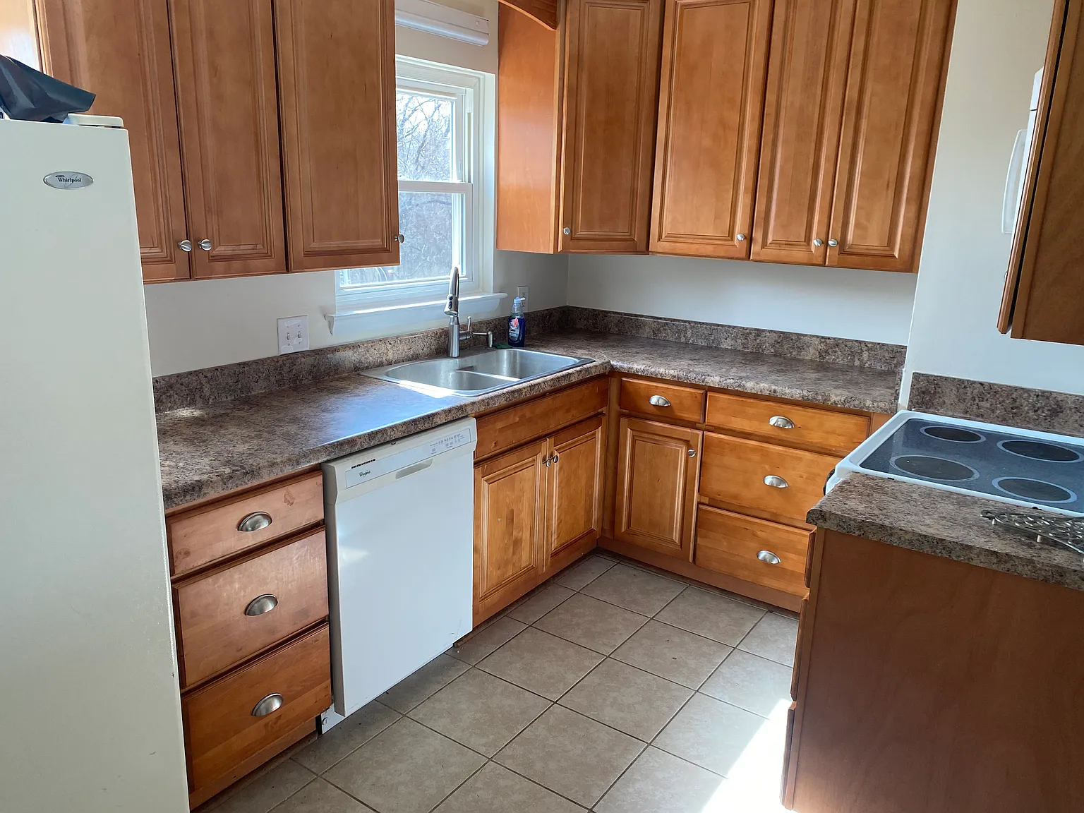 3 bed, 972 sqft, $1,600 — Photo 2